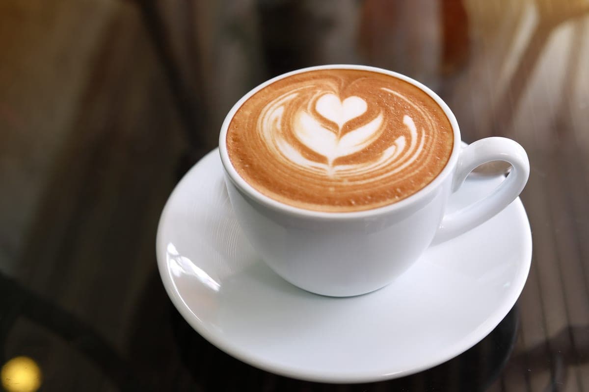 Cappuccino met latte art hartje, gezet door een vakkundige barista